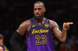 独行侠复出首战，詹姆斯状态火爆，复出首战轰40分成为焦点！