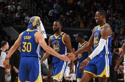 爵士客场击败魔术，继续领骑西部