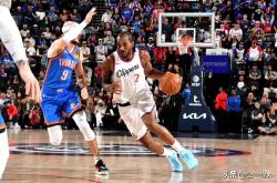 大奖赛巅峰对决！詹姆斯能否带领球队终止连败？